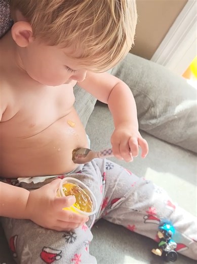 This kid. #jello #jellobellybutton