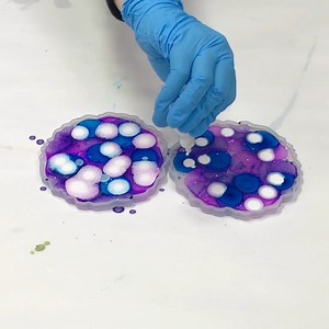 Here are some GORGEOUS alcohol ink and resin coasters with holographic silver glitter! They are sooo pretty :) | Mixed Media Girl