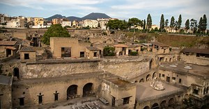Qu'est-il arrivé aux habitants d'Herculanum, ville voisine de Pompéi, après l'éruption du Vésuve ?