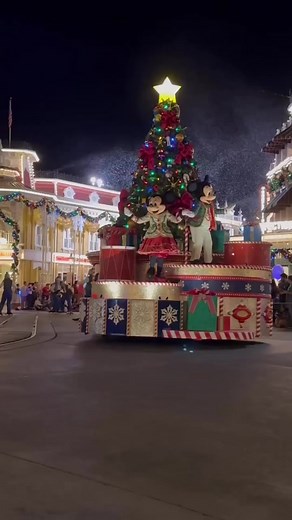 Disney Christmas Parade! 🎅🎄 #disney #disneyparks #disneyworld #mickeymouse #disneychristmas