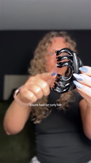 Octopus clip from LusBrands. Add it at about 65% dry to avoid harsh mountain peaks #curlyhair #wavycurlyhair #curlywavyhair #curly #naturallycurly