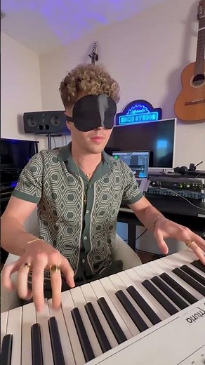 Tocando el piano ciegas la canción de Piratas del Caribe.#piano #piratasdelcaribe #musica