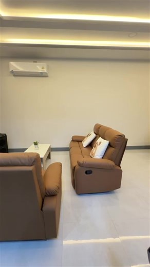 🏡 Refresh Pool Villa Sattahip พูลวิลล่าส่วนตัว บ้านใหม่ ใจกลางสัตหีบ เหมาะสำหรับครอบครัวหรือกลุ่มเพื่อนที่ต้องการพักผ่อนแบบคุณภาพ 📍 ใกล้แลนด์มาร์กดัง 🐉 สำนักสงฆ์เขาพลอย จุดไหว้พญานาค จุดชมวิว[ดังในติ๊กต็อก] 🍽 เดินไปได้ ร้านอาหารใจสั่งมา ร้านดังของสัตหีบ 🌊 ใกล้หาดน้ำใส / หาดสอ/หาดต่างๆในพื้นที่สัตหีบ 🛒 ใกล้ 7-Eleven เพียง 200 เมตร ✨ บ้านใหม่ 3 ห้องนอน 2 ห้องน้ำ ✨ พักได้ 8-10 คน ✨ สระว่ายน้ำส่วนตัว คาราโอเกะ WiFi ครัวครบ 📞 โทร / แอดไลน์ 064-834-5896 คุณนก(เจ้าของบ้าน) Line:@refreshpoolvilla