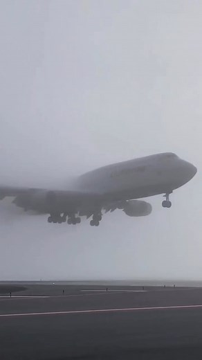 🟢 El Boeing 747-8 sigue siendo el avión de pasajeros de fuselaje ancho más rápido en servicio hoy en día ✈️ Lufthansa domina con 19 unidades activas, cruzando rutas como Fráncfort–Los Ángeles a 1,060 km/h (Mach 0.86) — superando al A380 e incluso al 777X. Con cuatro potentes motores GEnx y esas icónicas alas curvadas, transporta a más de 400 pasajeros más lejos, más rápido y con ese toque clásico de la Reina de los Cielos 👑. ¿Seguirá manteniendo su corona de velocidad por mucho tiempo... o pro