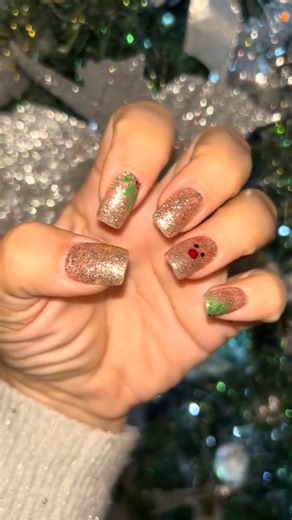 Christmas Nails 🎄 - Vee Sam #shorts #christmasnails