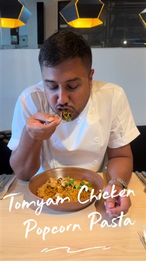 ( Tomyam chicken popcorn pasta Raziq Rafice) Resipi -180gm pasta spaghetti (direbus 7mins) -1 ulas garlic ( chopped ) -1 tangkai cili padi ( slice ) -150gm chicken breast cut cube -tomato cherry ( belah 2 dalam 4 biji) -5gm daun limau purut ( slice halus ) -1 biji telur putih ( whisk till tegang, chicken breast gaul bersama telur sudah di whisk, dan salut dengan tepung bestari , baru digorengkan ) -tomyam paste ( brand apa apa yang korang rasa sedap, kalau saya MAEPRANOM) -3 sudu besar santan -1
