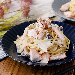 めんつゆで味付け！サーモンときのこの和風クリームパスタ - macaroni
