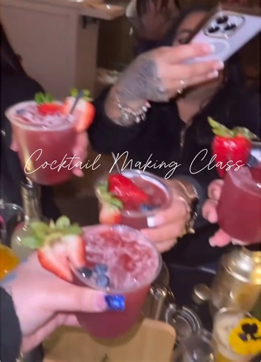 Cocktail making class with the girls was such a fun thing to do! Book your cocktail making class with me ✨ #dallastx #mobilebar #mobilebartender #cocktails