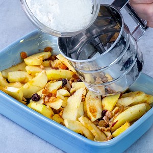 35K views · 202 reactions | Mehr Apfel als Mehl - ein idealer Kuchen, perfekt für Ihre Diät! Zutaten: Mehl - 200 g Puderzucker - 200 g Backpulver - 10 g Äpfel - 4 Stück Rosinen - 100 g Zimt - 5 g Eier - 3 Stück Zucker- 70 g Walnüsse - 100 g Blechgröße 20 x 15 cm IM BACKOFEN 180 °C/20 Minuten | Cookrate - Deutschland | Facebook