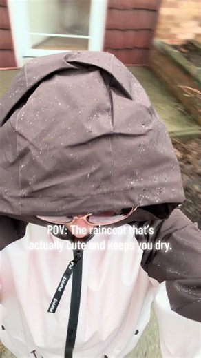 These rain jackets are amazing! It actually repels the water and keeps you dry. So affordable and lots of color options. Scoop it up before they are gone!#raincoat #puffit #spring#baseballmom #womensjacket