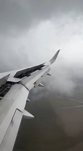 172K views · 1.5K reactions | Boeing 787 Final Approach During Windshear Warning — Passenger Window View With Intense Cockpit Reflection | Positividade Frases | Facebook