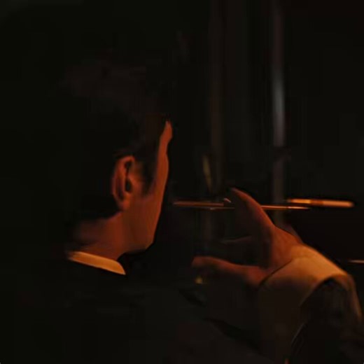 like It’s giving old Hollywood movies SOMEONE GET HIM IN ONE NOW !!