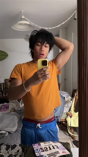 TELL ME HOW YALL MARATHON WENT I ENDED UP BEING ABLE TO RUN THE SECOND HALF :D (feet are on fire tho :( ) #marathon