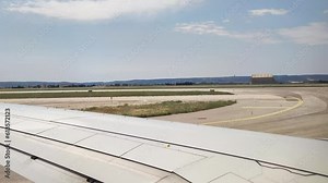 vue d'une aile d'avion lors du décollage