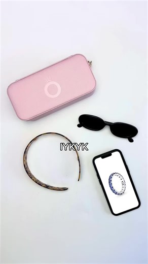 Understated. Unforgettable. Unmistakably that girl. 💁‍♀️ Jewelry for your '90s capsule wardrobe. #PandoraRings #PandoraNecklaces #StyleInspo #90sFashion