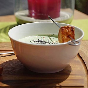Sucht ihr ein leichtes Gericht für warme Tage? ☀ Die Gurkensuppe 🥒 mit Lachs wird kalt serviert und schmeckt einfach köstlich. 😋 Auf den Geschmack gekommen? ;-) Mehr Rezepte von Bernhard Reiser und uns gibt's hier: http://bit.ly/XXXLecker #XXXLecker #Gurkensuppe #Lachs #summerfood #Sommerrezept #gesund #lecker #Rezept #kochen #Lieblingsmöbelhaus #Lieblingsmöbel #yummy #tasty | XXXLutz Deutschland