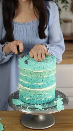 Making A Bluey Cake! 💙 #BakingLife #SweetCreations #cake #BakersOfTikTok #DessertGoals #CakeDecor #CakeTips #DessertLovers #CakeDecorating | Hack It Up