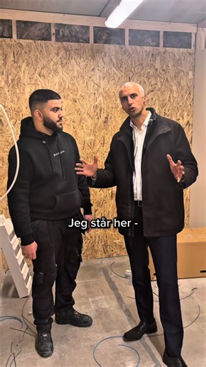 @mattias_tesfaye on Instagram: "Kan Danmark klare sig uden Mohammed? På teknisk skole i Hvidovre går over 100 unge. De mangler en læreplads. Selvom firmaerne siger, at de mangler faglærte. Skolen fortæller at mange flere vil være håndværkere - blandt andet elektrikere og mekanikere. Det er virkelig godt! Men det betyder også, at dygtige unge mangler læreplads. Mohammed og alle de andre er klar på at møde tidligt om morgenen. Gøre sig umage. Og lære deres fag. Vi kan ikke klare os uden de unge! M