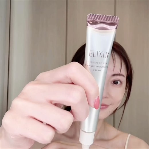 Moe Oshikiri 押切もえ on Instagram: "新年を迎えて半月が経ちましたね。 みなさんは今年どんなことを叶えたいですか？ 私は今、ある資格を取ろうと学んでいるのですが、それによって自分の心や身体とじっくり向き合う機会が増えました。 乾燥や温度差などが気になる季節柄、肌のお手入れも基本から心をこめて行なっているのですが、そんな中、頼りにしているのが「エリクシール レチノパワー リンクルクリーム ba（医薬部外品）」 @elixir_official_japan です。 (販売名：クリーム ｂａ) 以前から使っているエリクシールのリンクルクリームが、昨年9月にリニューアルしてパワーアップ。 あらためて、エリクシールのレチノールってひと味違うってご存知でしたか？ 日本で唯一、シワを改善する純粋レチノール*1 と、エリクシール独自成分であるコラジェネシス®*2、厳選した柔らかい肌環境を保つ保湿成分ザイムショットCP*3が新たに配合されて、さらに頼もしく。 純粋レチノール*1は、シワに深くアプローチできるということなので、私はとくに笑った時、笑顔に自信が持てるように、と頬の