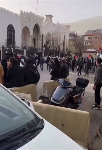 🚨 والله إنها كارثة الكوارث .. الله أكبر على ما يجريقسماً بالله بأنني لم أصدق و أنا أشاهد هذه المشاهد المرعبة والصادمة من وسط العاصمة دمشق وأمام السفارة الإماراتية وبحضور عناصر الأمن الداخلي وهم يتفرجون على هؤلاء الزومبي الهمج ..!!1- علم داعش2- إنزال علم الامارات وضرب المقر بالحجارة3- شتم ملك الاردن4- مشاهد مثلمين مسلحين 5- حالات من ظهور الأخونجية والمتشيعيين ببعض المناطق وهم يخطبون بعامة الشعبيا سيادة الرئيس أحمد الشرع .. والله لن تستمر طويلاً بهذه الأفعال.. هذه سوريا الحضارة والتاريخ ولا تسير 