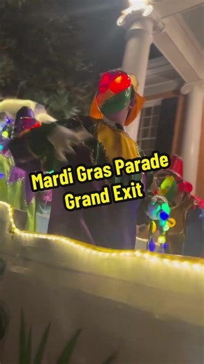 Miami understood the assignment 💜💚💛 This past Saturday night we turned a destination wedding into a full Mardi Gras parade #nolawedding #mardigras #destinationwedding #neworleanswedding #fyp