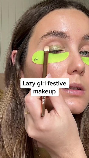 These eye masks doing the most hydrating and catching glitter fall out #festivemakeup #lazygirlmakeup