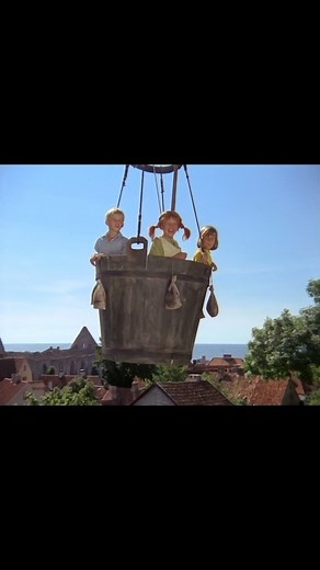 Flying into the weekend like… 🎈 Did you know that Captain Ephraim was once a hot air balloonist? It’s in his balloon Pippi, Tommy and Annika sets off on a wild adventure. Do you remember which Swedish city Pippi aimed for? Clip from the Pippi Longstocking TV-series, SF Studios. Watch it at SF Anytime. . . . #pippilogstocking #friday #hotairballoon #flying #adventure #travel | Pippi Longstocking