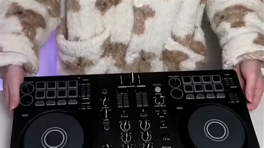 DJ入门必备2023新款打碟机，专业级混音体验，轻松玩转派对音乐现场，支持多种音频格式，操作简单易上手，是音乐爱好者的理想选择。