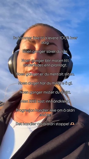 Vi tror ofte at suksess handler om å være perfekt – men ekte fremgang handler om å møte opp, også de dagene alt føles tungt. Det handler om å fortsette, selv når motivasjonen ikke er på topp. Jeg pleier å si: har du 40 % å gi, og du gir de 40 % – da gir du faktisk 100 % av det du har den dagen. ❤️ Små skritt teller. Bare ikke stopp. 👊🔥 Det handler ikke om å være perfekt – det handler om å være konsekvent. Bygg kontinuitet over tid, så vil resultatene komme. Om 4 uker kan du føle deg bedre, ha 