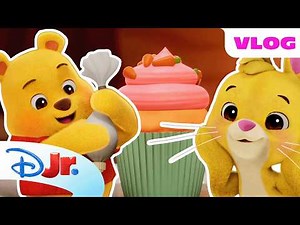 Rabbit and Pooh Bear Decorate Cupcakes! 🧁🧡 | Playdate with Winnie the Pooh | ‪@disneyjr‬