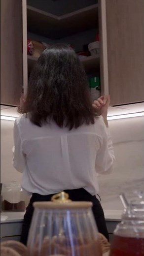 Descubre todo el almacenaje de esta cocina pequeña abierta al salón con península. #diseñodecocinas