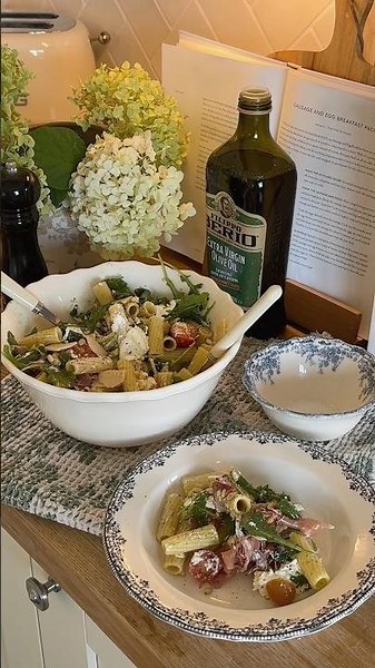 this pesto burrata pasta salad 👌🏼 I could eat it every day, so yum!!!! 🌞