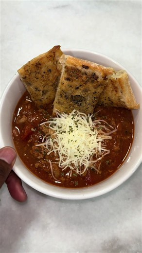 Nothing like a warm bowl of homemade chili 😮‍💨🥣❤️ Ground turkey chili loaded with beans, veggies, and plenty of flavor, then topped with mozzarella cheese because a little extra cheese never hurts. 🤌🏾🧀 Comfort food at its finest! Would you eat your chili like this? 👀 Follow @jaffycancook for more homemade meals & recipes ❤️ #TurkeyChili #HomemadeChili #ComfortFood #dinnerideas #whatsfordinner