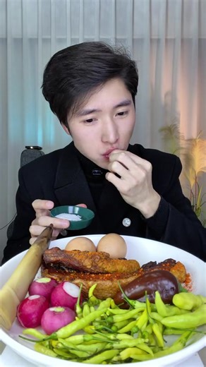 脆皮五花肉配活珠子手剥笋野山椒好好吃，#上热门 #脆皮五花肉 #活珠子 #手剥笋 | mukbangs food