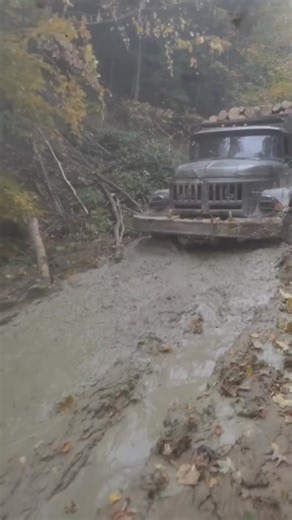 Soviet Russian ZIL-131 6x6 Logging Truck having its daily dose of Off-roading in muddy terrain in the Forest.. 😮 | Russian Extreme Offroad Trucks