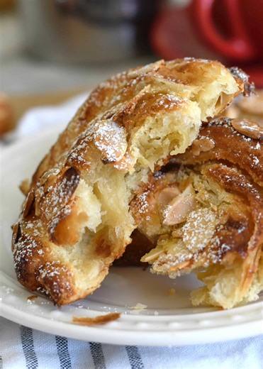 ✨Almond Swirl Pastries✨ As promised, here is my step-by-step video recipe to make these crispy and flaky almond puff pastry swirls. So easy to make and super easy to eat 😍INGREDIENTS* 2 sheets puff pastry, defrosted* 2 oz (56 gr) butter, at room temperature* 1/2 cup (55 gr) almond flour* 1/4 cup (50 gr) sugar, plus 1 tablespoon for counter* 2 eggs, divided* 1/4 teaspoon almond extract (optional)* almond slices, to sprinkle on top* powdered sugar, to sprinkle on topINSTRUCTIONS: link in profile 