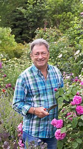 Got a gardening dilemma? Alan Titchmarsh is here to help! Join him for our new podcast series, Ask Alan, where he'll tackle everything from plant picks for tricky spots to tips on pruning, roses, garden design – and more. New episodes broadcast every Tuesday and Thursday throughout February and March. Want to get YOUR gardening question answered by Alan? Leave it in the comments below! | BBC Gardeners' World Magazine