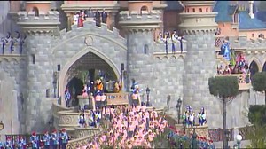 [#DLP29] 🎂 Il y a 29 ans très exactement à 9h01, Disneyland Paris ouvrait ses portes à des milliers de visiteurs... Joyeux Anniversaire ! 🥳 | ED92