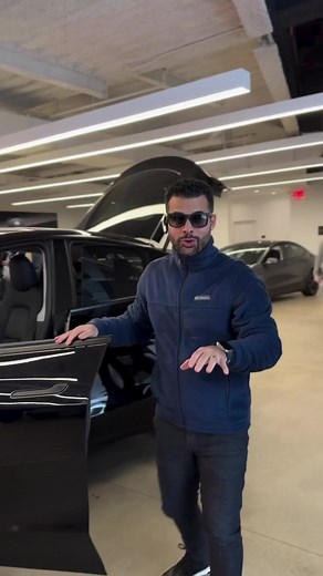 Dirigindo um @teslamotors pela 1ª vez pelas ruas de Nova Iorque.📍Hoje visitamos uma Tesla Store.Depois de batermos um papo com um dos funcionários e conhecermos um pouco mais sobre os 📈 números, fomos pegos de surpresa e nos ofereceram para dirigir os modelos que estavam disponíveis | André Damasceno O Melhor do Marketing