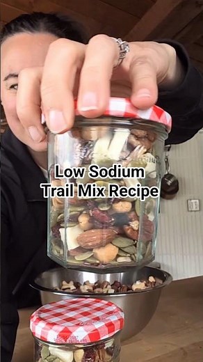 Low Sodium Trail Mix Recipe! With fruits, nuts, and white chocolate, a #saltfree #lowsodium snack