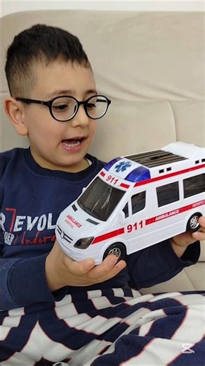 Yaman Oyuncak arabalarını seviyor #shorts