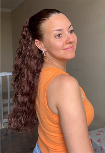 Penteado meio preso com trança para cabelo cacheado