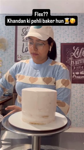 ᴍᴋ|ᴄᴀᴋᴇᴅᴇꜱɪɢɴᴇʀ on Instagram: "Wafer Paper design with Fresh Flowers 🌷🌹 . . #healthycakesby_mk #womeninbusiness #cake #trendingcakes #punjabiuniversitypatiala @healthycakesby_mk"