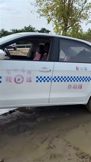 How To Operate If Four Wheels Accidentally Fall Off The Road Sill While Reversing