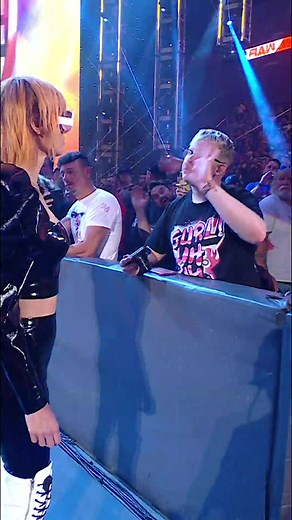 Booing #BeckyLynch to her face? That’s what we thought! 😆 #WWE #WWERaw