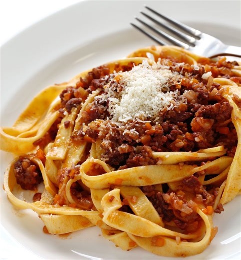 Te învățăm să faci paste bolognese ca la ele acasă: rețeta autentică recomandată de bucătari italieni