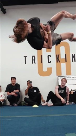Guy Pulls Off Incredible Feat of 24 Simultaneous One-Legged Backflips - 1434651