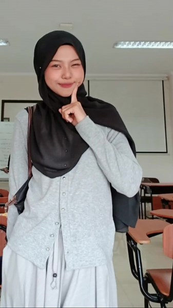 abu hitam jalan ninja kalo udh bingung mau pake warna apa 😋 #outfithijab #cardigan #fypage #pasmina #outfitngampus