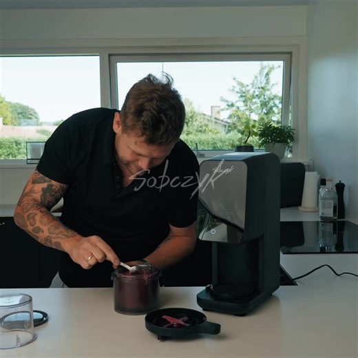 𝐃𝐞𝐭𝐭𝐞 𝐉𝐀 𝐓𝐀𝐊 𝐞𝐫 𝐝𝐞𝐬𝐯æ𝐫𝐫𝐞 𝐮𝐝𝐥ø𝐛𝐞𝐭. 🍦🍦JA TAK🍦🍦 ❄️🍨 Sobczyk Ismaskine – Hjemmelavet is med ét tryk! 🍨❄️ 🍦🍦🍦JA TAK PRIS 999kr🍦🍦🍦 Forkæl dig selv og familien med cremede hjemmelavede desserter! Sobczyk 12-i-1 Ismaskine med 12 programmer og 3 beholdere á 500 ml. Lav hjemmelavet is, sorbet, milkshakes og frosne drikke med ét tryk ! 🧋🍦 Med ismaskinens 12 smarte programmer, kan du lave: Is 🍧 Gelato 🍨 Slush ice 🥤 Mix-in - med eks. cookies eller oreos 🍪 Italiensk 