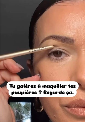 J’ai galéré à trouver une technique qui fonctionne sur mes paupières… Jusqu’à celle-ci. #astucemakeup #eyelift #makeup